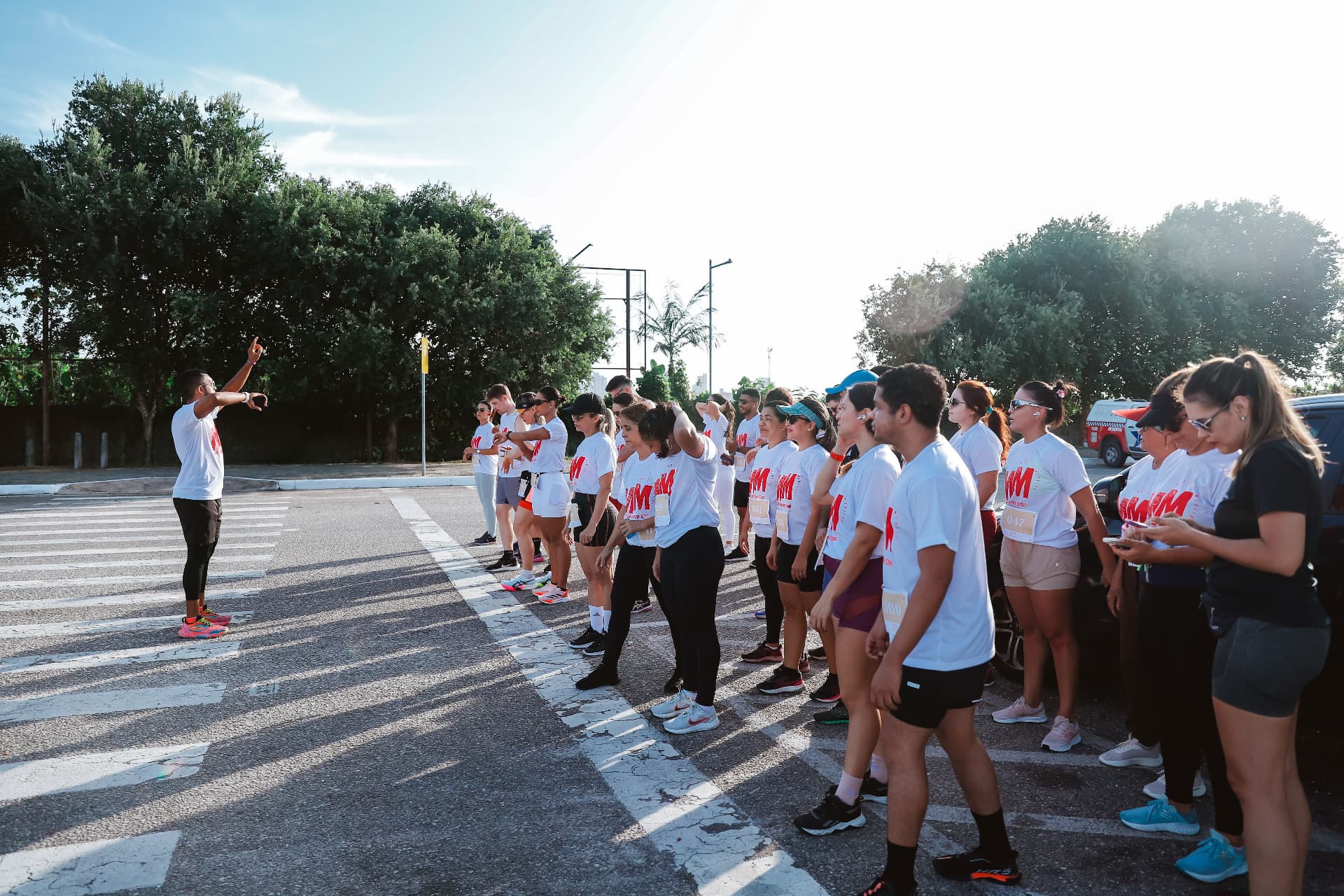 Participantes da Corrida da Alcateia no aquecimento, em Belém